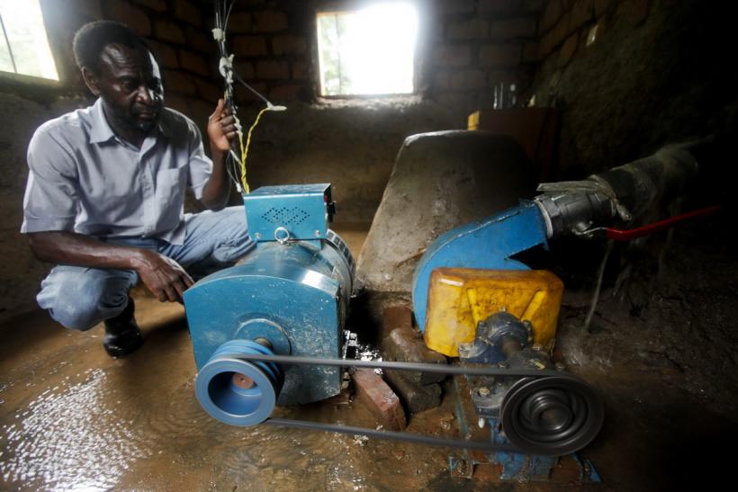 GALERIE FOTO. Un bărbat autodidact electrifică satele din Rwanda