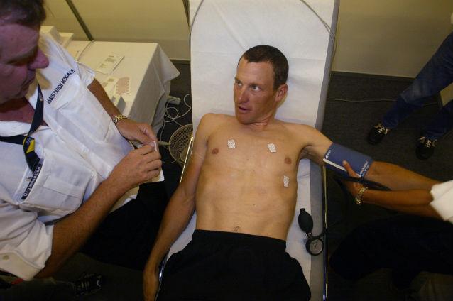Cum a reușit Lance Armstrong să păcălească timp de 14 ani de zile testele anti-doping