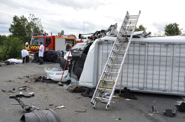 Opt morţi în urma accidentului rutier produs duminică seară în apropiere de Lipova