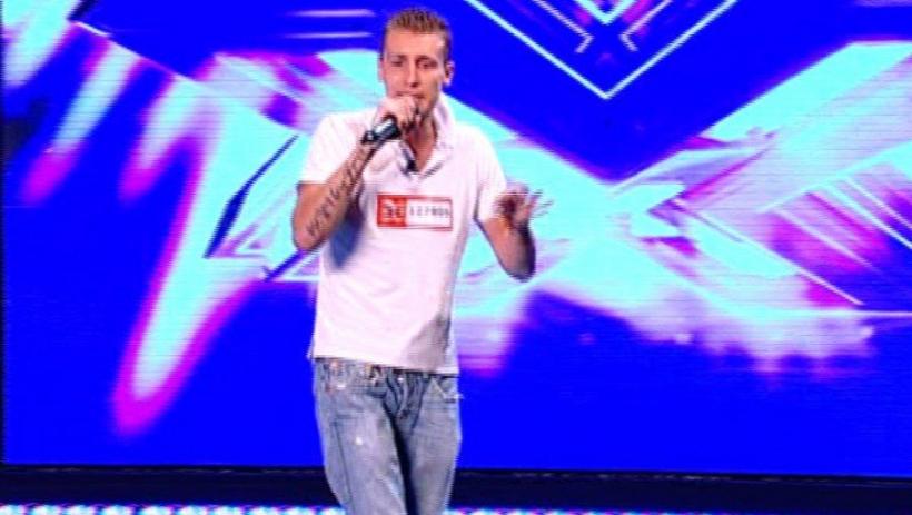 VIDEO Uite cum un fost puscarias a cucerit juriul X Factor!