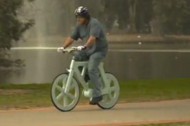 Omul care vrea să revoluționeze transportul urban. A inventat bicicleta durabilă de carton de 70 de lei