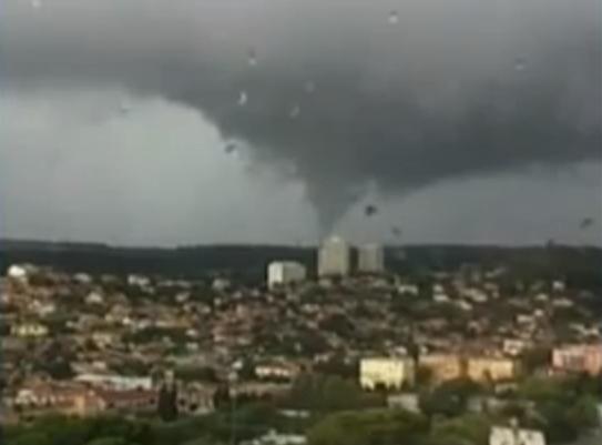 Imagini SPECTACULOASE: Două tornade violente au măturat două oraşe din sud-estul Franţei (VIDEO)