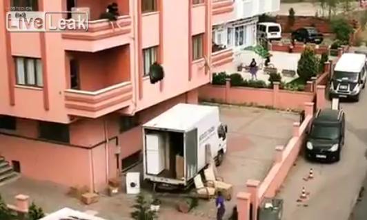 Cum se mută un TURC într-un apartament nou: Metoda INGENIOASĂ prin care îşi urcă lucrurile la etaj (VIDEO)