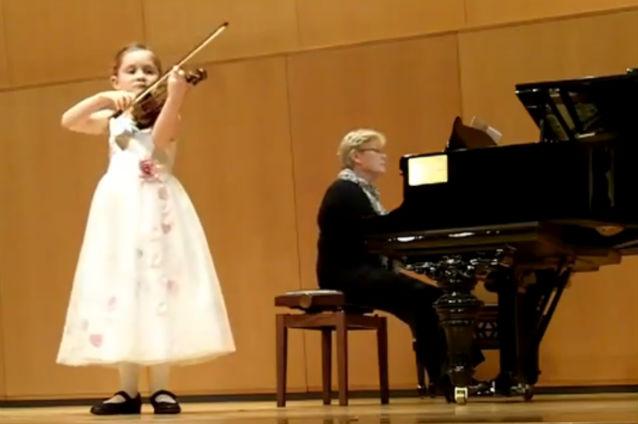 VIDEO: O fetiţă de şapte ani, urmaşa lui Mozart?