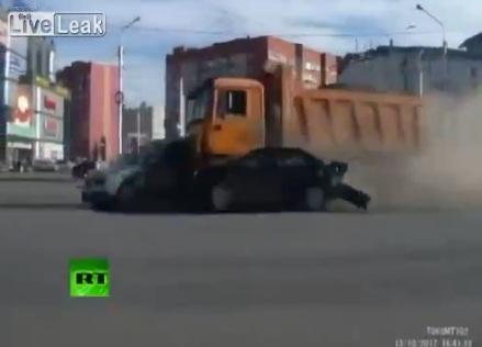 Carnagiu cu camionul pe o şosea din Rusia. Dorel face praf 12 maşini (VIDEO)
