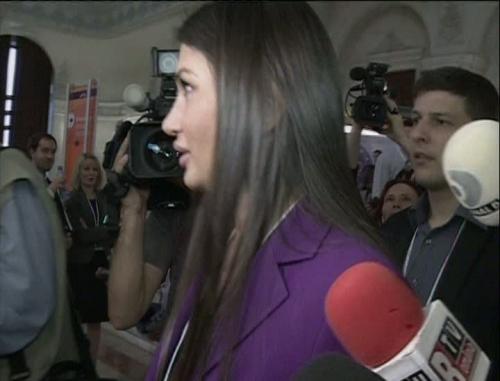 Cum a coborât scările Elena Băsescu cu &quot;ciorchinele&quot; de jurnalişti