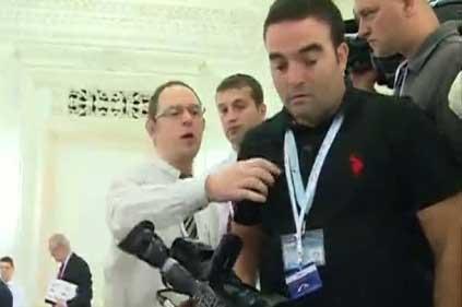 Incident violent la Congresul PPE. Jurnalist bruscat de un agent de pază