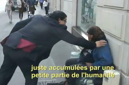 Un miliardar arab miluieşte cu UN MILION DE EURO o cerşetoare româncă, pe străzile Parisului (VIDEO)