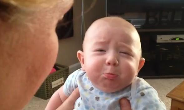 Adorabil! Bebeluș de 4 luni râde când mama lui imită lătratul și plânge la mieunat (VIDEO)