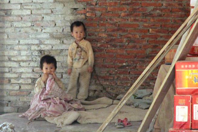  Din cauza sărăciei, doi fraţi sunt ţinuţi în lanţuri de părinţii lor