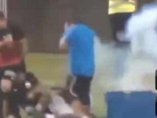 O petardă a făcut ravagii în timpul derby-ului campionatului cipriot (VIDEO)