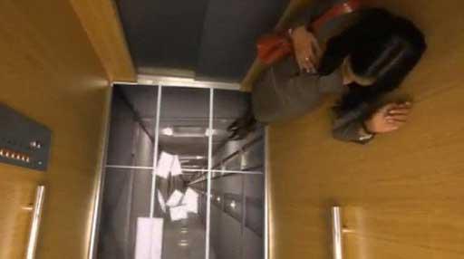 Cum ai reacţiona dacă podeaua liftului în care te afli se prăbuşeşte ?