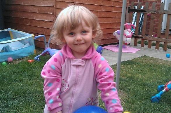 Nepăsarea medicilor a ucis un copil de doi ani: I-am implorat timp de 70 de minute să-mi consulte fetiţa! 