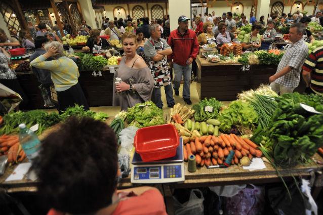 Guvernul face curat în pieţe: din 2013 vor fi vândute la tarabe doar legume şi fructe autohtone