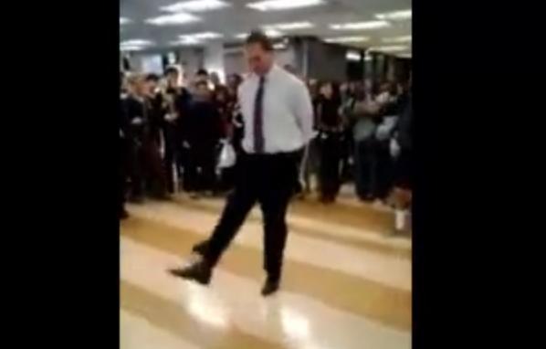 VIRAL pe net: Directorul unui liceu, dans spontan în mijlocul elevilor, în biblioteca şcolii. Bărbatul &quot;rupe&quot; podeaua în stil irlandez (VIDEO)