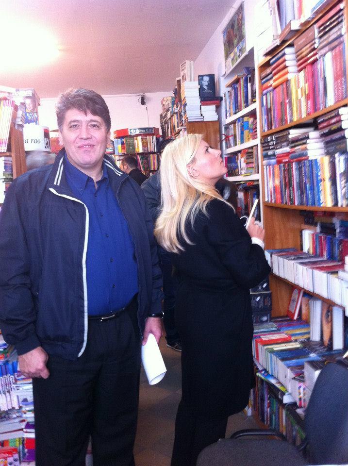 MISTER NEDEZLEGAT ÎNCĂ: Ce caută Elena Udrea în librărie? (GALERIE FOTO)