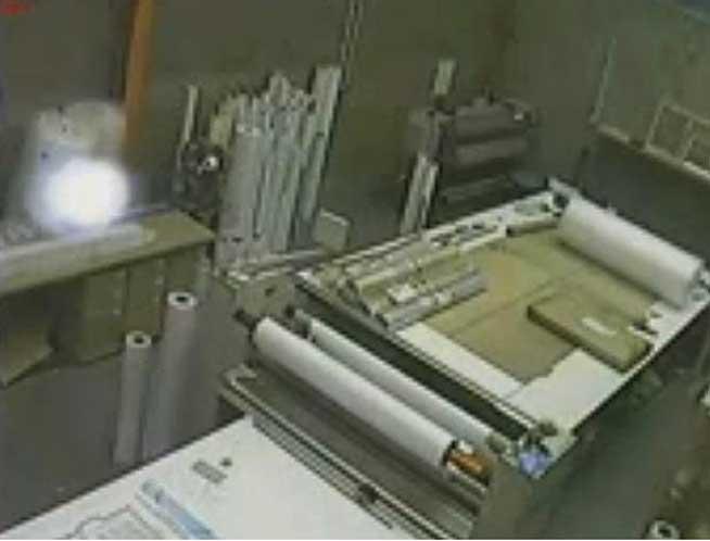 Vizita unei fantome la fabrica de hârtie, înregistrată de camera de supraveghere (VIDEO)