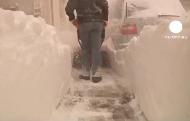 Iarna îşi face de cap în Europa: Nămeţi cât casa în Franţa, trei oameni au murit de frig în Polonia, drumuri blocate şi zeci de accidente în Elveţia (VIDEO)