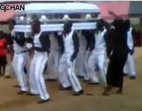 Inmormântare la africani. Dorinţa mortului e lege (VIDEO)