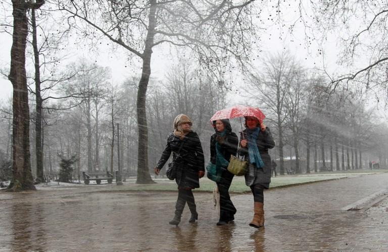 Ploi şi temperaturi scăzute în toată ţara. În Capitală a fost convocat primul comandament de iarnă din acest an. Vezi PROGNOZA pe trei zile 