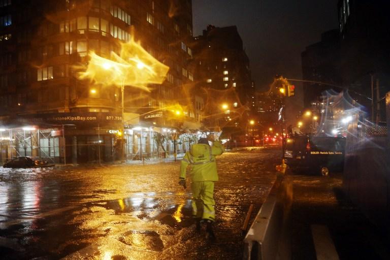 ALERTĂ în SUA: Obama a decretat stare de &quot;catastrofă majoră&quot; în New York, în urma trecerii uraganului Sandy (VIDEO)