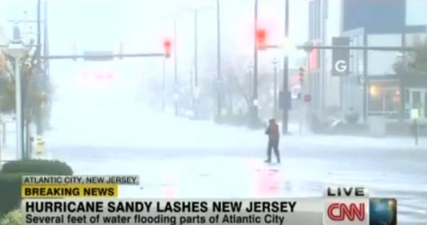 Reporter CNN, aproape să fie luat pe sus de uraganul Sandy, în timpul unui LIVE din New Jersey (VIDEO)