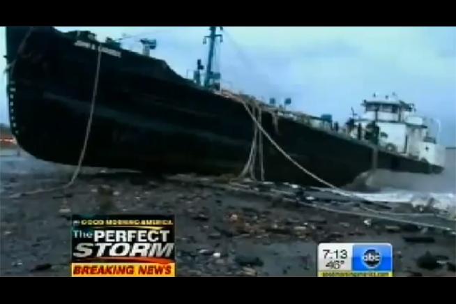 (VIDEO) Uraganul Sandy a provocat eşuarea unui petrolier pe o şosea din Staten Island