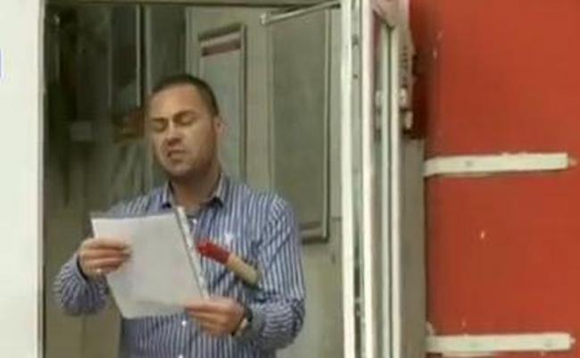 Atacatorul de la oficiul poştal, care cerea &quot;alipirea României de Moldova&quot; şi &quot;taxe ca în Italia&quot; a fost arestat pentru 29 de zile (VIDEO)