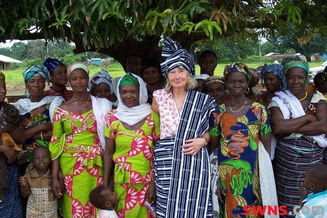 O bunică de culoare albă, numită şefă în Ghana pentru a treia oară