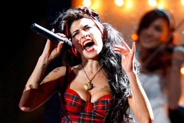 Hoţii au furat rochia de mireasă a lui Amy Winehouse