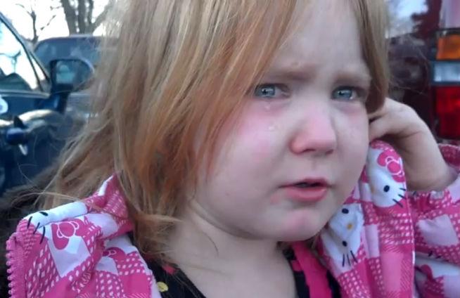 VIDEO: O fetiţă de 4 ani plânge pentru că s-a săturat de &quot;Bronco Bamma şi Mitt Romney&quot;
