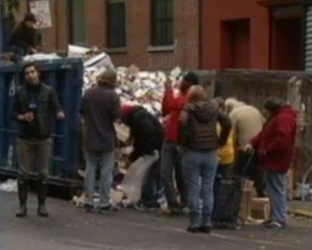 IMAGINI INCREDIBILE, după patru zile fără curent electric în New York: Oamenii disperaţi caută mâncare în gunoaie! (VIDEO)