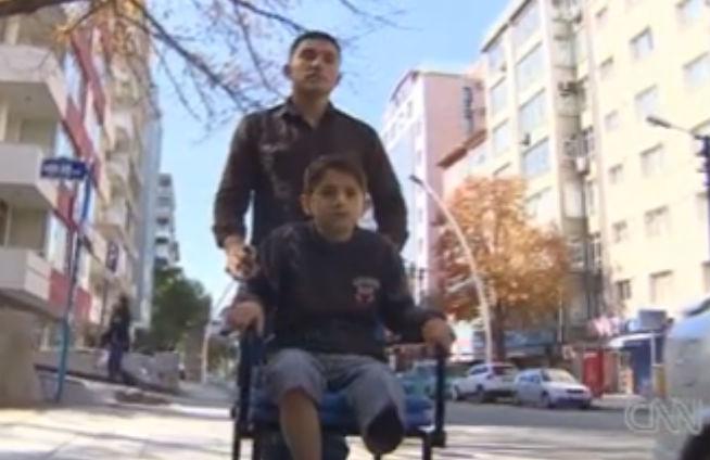 VIDEO: Povestea emoţionantă a băiatului de 11 ani care are un picior amputat din cauza războiului din Siria