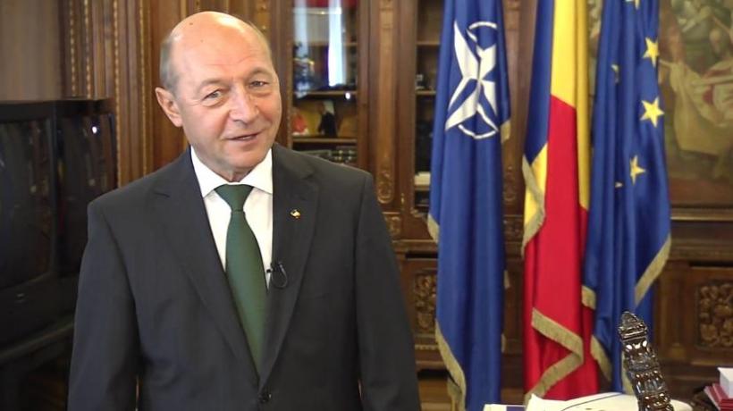 Băsescu, pe Facebook: Chiar dacă am tăcut puţin, rămân acelaşi preşedinte. Veţi vedea curând (VIDEO)