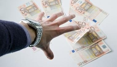 Recunoscuţi în societate şi milionari: de ce s-ar implica bancherii în frauda anului 2012? 