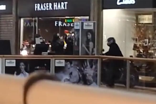 (VIDEO) Senzaţional! Vezi cum decurge un jaf pe motociclete într-un mall din Londra