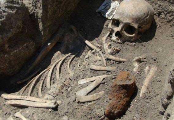 Scheletul unui VAMPIR a fost descoperit în Marea Britanie. Avea ŢĂRUŞI în umeri, inima şi glezne