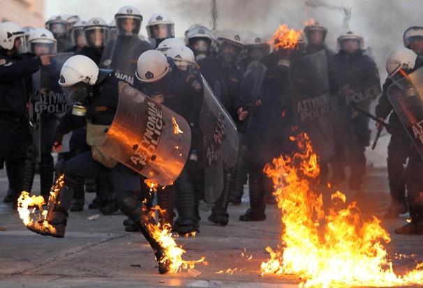 LIVE VIDEO - Proteste violente la Atena: 100.000 de greci protestează în faţa Parlamentului