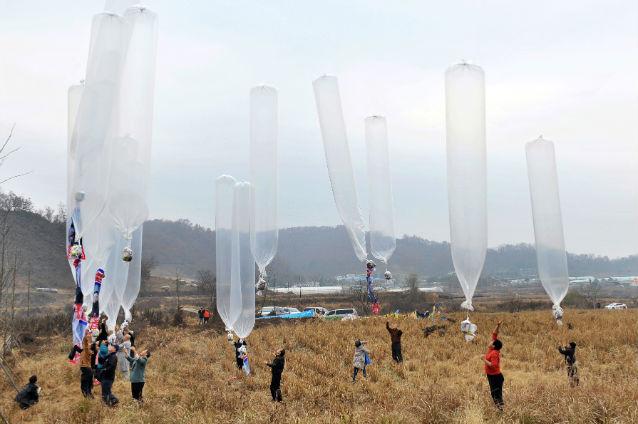 Baloane cu prezervative și dulciuri, trimise peste granița dintre Coreea de Sud și Coreea de Nord
