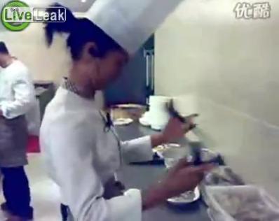 Te lasă cu GURA CĂSCATĂ: Ce face o chinezoiacă, în bucătărie, cu două CUŢITE! (VIDEO) 