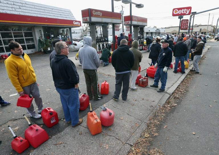 Benzină raţionalizată la New York: Maşinile alimentează în funcţie de numerele de înmatriculare