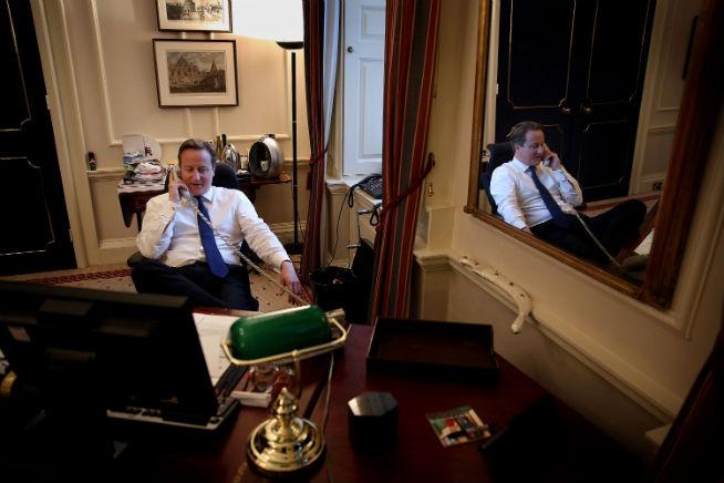 FOTO: Cum l-a felicitat David Cameron pe Barack Obama 