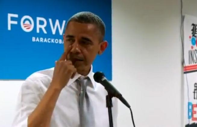VIDEO: Obama a plâns în faţa staff-ului de campanie