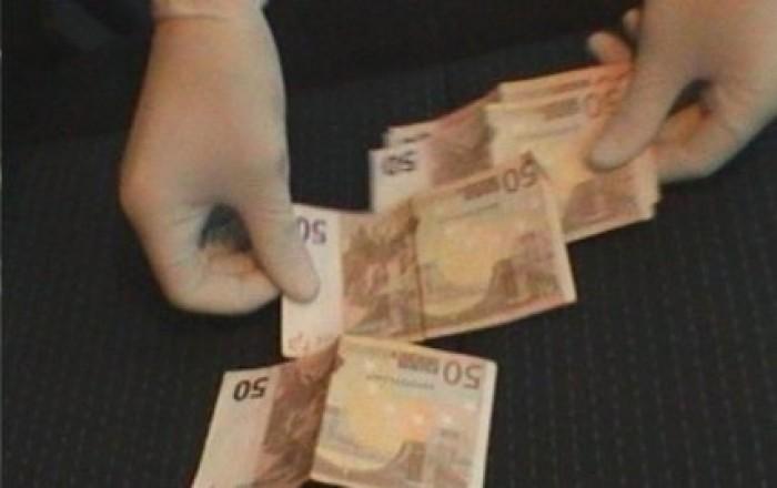 Un grefier al Curţii de Apel Craiova a fost reţinut pentru luare de mită în valoare de 28.500 de euro