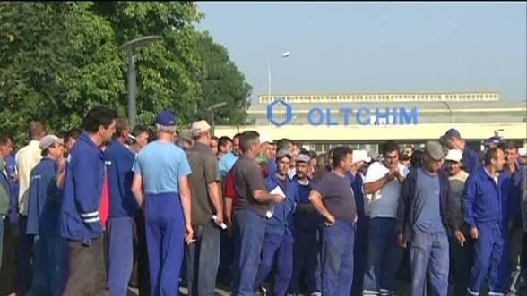 Protest spontan la Oltchim. Oamenii au ieşit în curtea întreprinderii şi cer să li se plătească salariile 