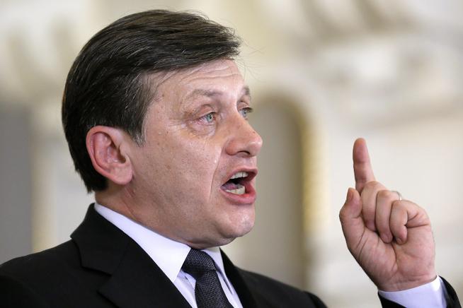 Crin Antonescu: „Dacă România nu este stat de drept, ce este Traian Băsescu?”