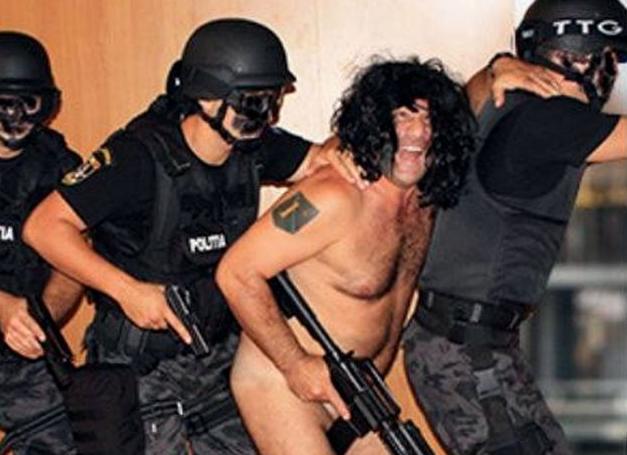 Şeful mascaţilor din Constanţa a ajuns în presa internaţională. Daily Mail: Imagini hilare cu şeful SWAT gol-puşcă