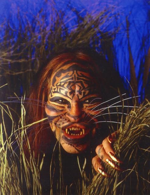 Omul-tigru, care a intrat în Cartea Recordurilor pentru cea mai complexă transformare chirugicală în animal, a murit la 54 de ani (GALERIE FOTO & VIDEO) 18434441