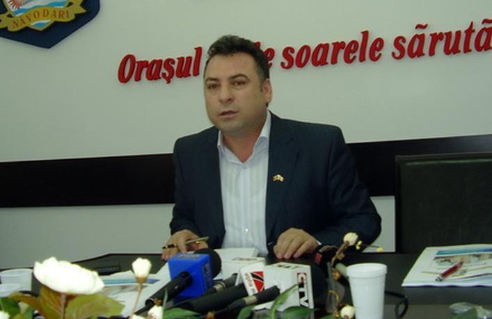 Primarul oraşului Năvodari, reţinut pentru dare de mită. Procurorii cer să fie arestat preventiv pentru 29 de zile  