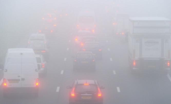 Ceaţa îngreunează traficul pe Autostrada Soarelui şi mai multe drumuri naţionale. Ce recomandă Poliţia